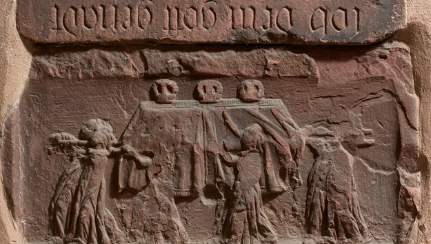 Frauenlobs Grabstein im Kreuzgang des Mainzer Doms (unterer Teil), Foto: Marcel Schawe, Mainz, Bischöfliches Dom- und Diözesanmuseum, Foto für Imagescroller zugeschnitten.
