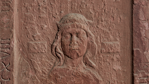 Frauenlobs Grabstein im Kreuzgang des Mainzer Doms, Foto: Marcel Schawe, Mainz, Bischöfliches Dom- und Diözesanmuseum, Foto für Imagescroller zugeschnitten.